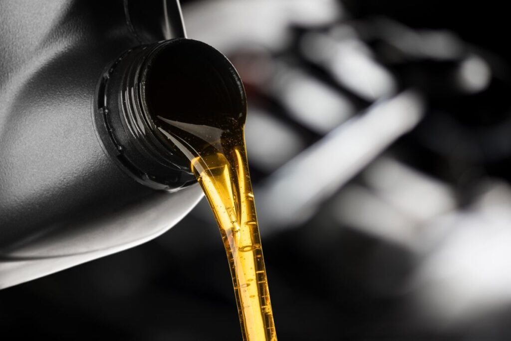 Ar galima į žoliapjovę pilti automobilio alyvą?