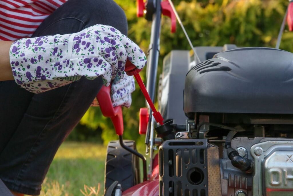 Ar galima į žoliapjovę pilti automobilio alyvą?