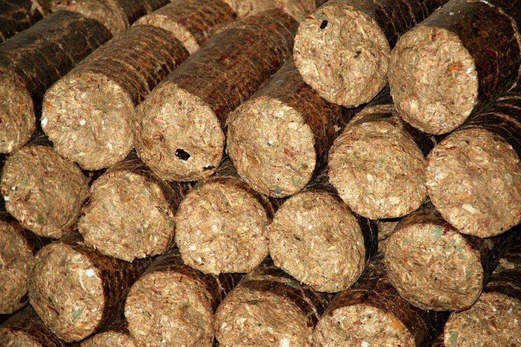 Pjuvenų briketai: aukštas kaitrumas ir ilgas degimas