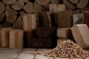 Briketai ir granulės: kokį biokurą pasirinkti namų šildymui?