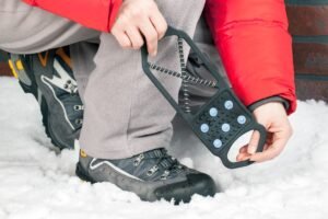 Batų apsauga nuo slydimo: kada jos gali prireikti ir kaip išsirinkti sau tinkamą?