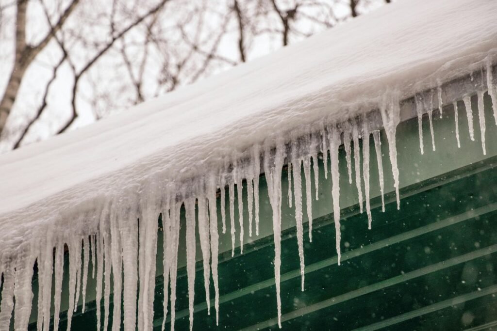Sniego valymas nuo stogo: saugumo taisyklės