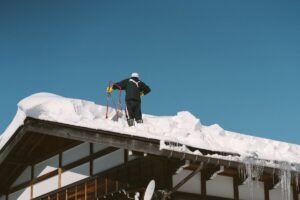 Sniegas ant stogo ūkyje: kada tampa rizikingas ir kaip saugiai jį nuvalyti?
