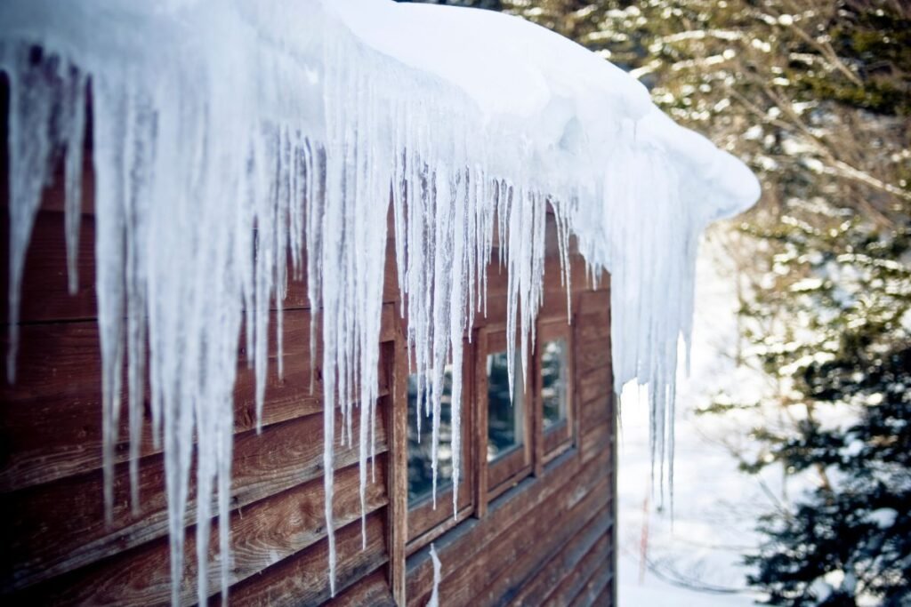 Sniegas ant stogo ūkyje: kada tampa rizikingas ir kaip saugiai jį nuvalyti?